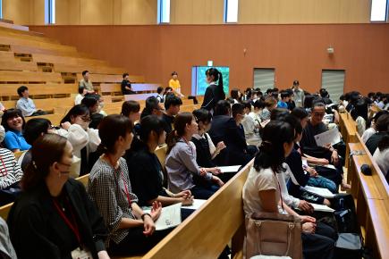 熱心に説明を聞く生徒、保護者
