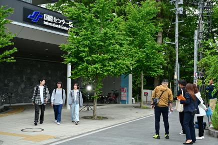 通学風景（地下鉄国際センター駅）