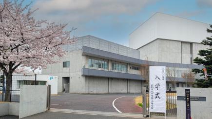 満開の桜が新入生を迎えます