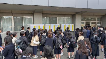 クラス発表の掲示板を確認