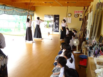 見学の様子〜弓道部