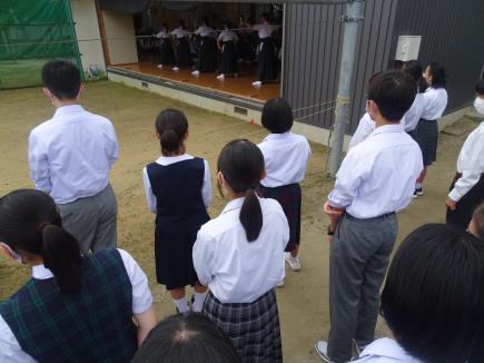 静まり返った空気の中に緊張感が漂っています。