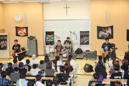 軽音楽部のライブ、最前列までギッシリ！