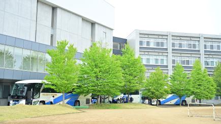 学年ごとバスに乗り込む