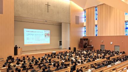 熱心に説明を聞く新入生・保護者