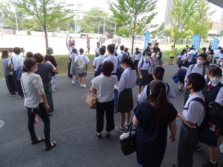 いよいよ部活見学開始！各会場に移動します。