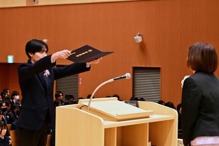 各クラスの代表が卒業証書を受け取りました