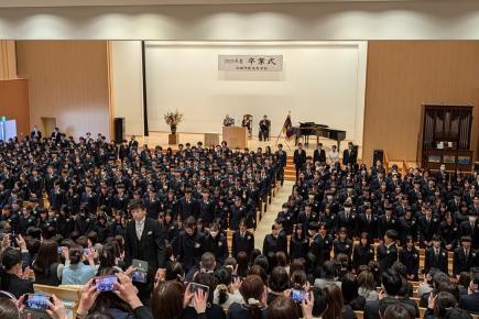 大きな拍手に見送られ、卒業生退場