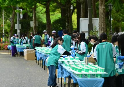 先頭集団の通過20分前、準備が大詰め