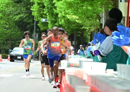 10:33 もの凄いスピードで先頭集団が駆け抜けていく！