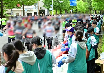 10,000名、ランナーの大集団が30分以上続く！