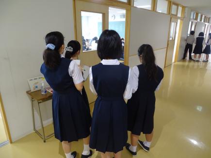 高校の授業を廊下から見学、各コースを見て回ります。