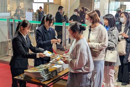     受付、長い行列