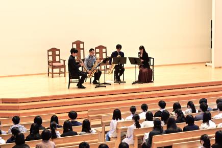 熱心に演奏に聴き入る生徒たち