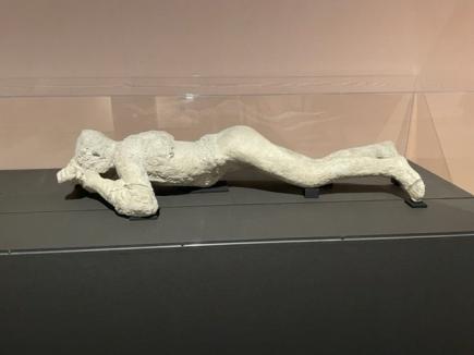「女性犠牲者の石膏像」