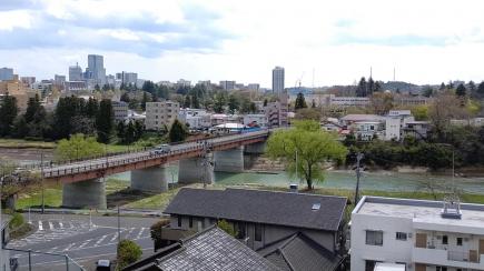 学校の窓から見える澱橋と広瀬川