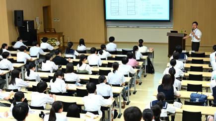 昨年度の様子　体験授業「国語」