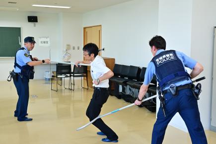 警察の方によるさすまたの使い方の説明・実践