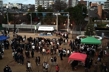 皆でツリー点灯の瞬間を見守りました