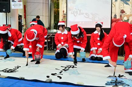 サンタクロースに扮した書道部の生徒
