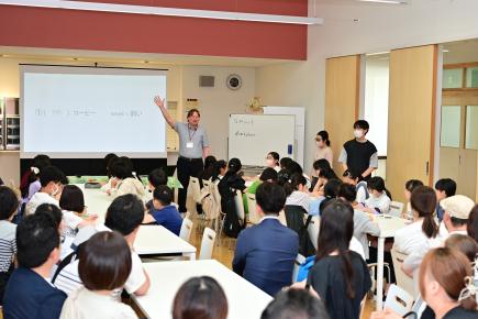 体験学習、熱心に英会話に打ち込む参加者たち