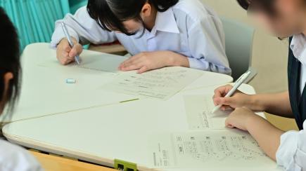 情報：チームで暗号を解いて、メッセ―ジを解読しよう！