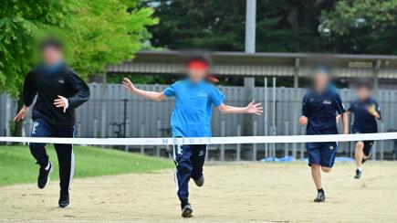100m走、若さ溢れる走り