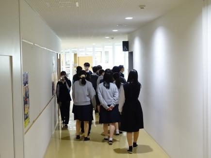 検査を待つ生徒たち