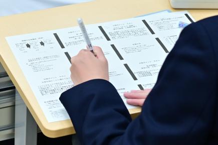 熱心にメモを取る参加者