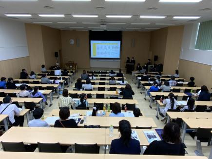 中学校の紹介は3年生女子2名が説明しました。