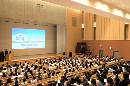 満員の礼拝堂、熱気に包まれました！