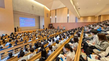 礼拝堂が満席となりました