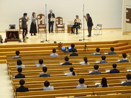 その音色に会場の先生も生徒も聞き入っていました。
