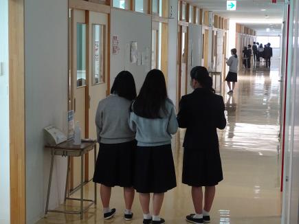 廊下のあちこちでは中3生が静かに見学。