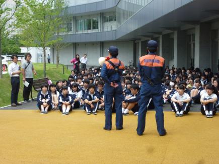 国見消防署の方のお話を、真剣な表情で聞く生徒